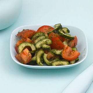 Salată de roșii și castraveți