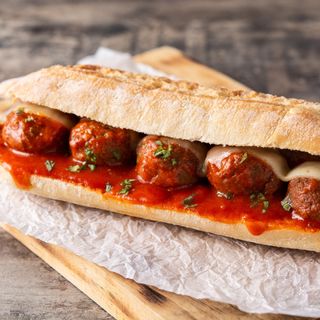 Bocadillo albóndigas con tomate