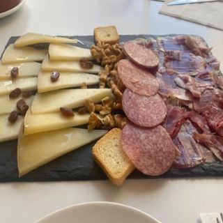 Tabla De Queso Curado Y Jamón Ibérico (Ración)