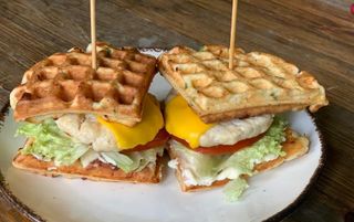 ქათმის ვაფლ-ბურგერი