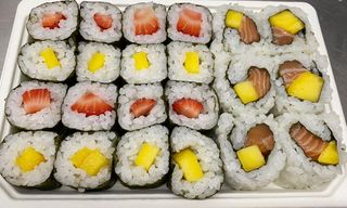 A13 - Rolo de Morango, Rolo de Manga e California de Salmao e Manga（22 un.)