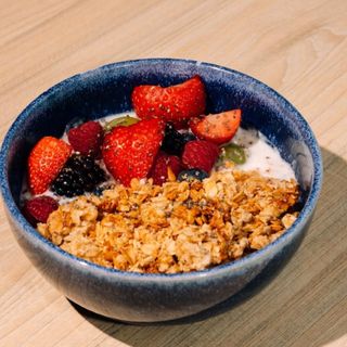 Granola, Fruta Fresca, Yogur Griego O De Soja