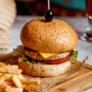 HAMBURGUESA DE TERNERA CON PATATAS FRITAS