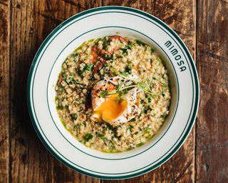 Zielona owsianka z jajkiem w koszulce