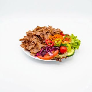 Plato kebab ensalada y carne mixto