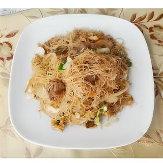 184. Пържено оризово фиде с пилешко и яйца (800г)