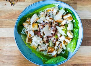 Salată clasic Caesar cu dressing Caesar