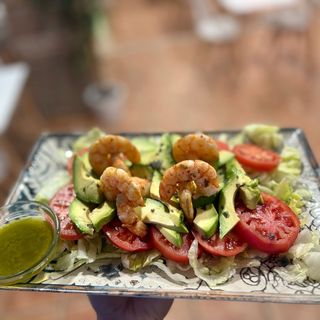 Tomate Con Aguacate Y Langostinos