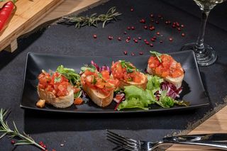 Bruschete clasice cu rosii, usturoi, busuioc si ulei de masline