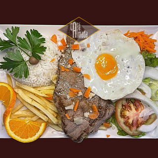 Prego no prato com arroz, batata, salada e ovo