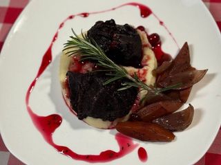 Томлені телячі щічки з овочами (400g)