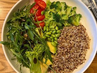 Боул з кіноа та броколі (330g)