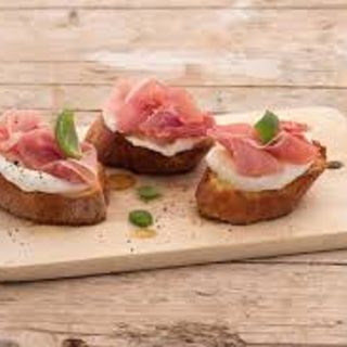Bruschette cu crema de unt si prosciutto crudo