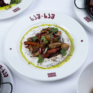 გრილზე შემწვარი ბოსტნეული იოგურტის და ყველის სოუსით