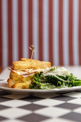 Запечённый тост с индейкой и сырным соусом (350г)