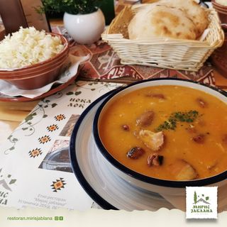 Čorbast pasulj sa kobasicom