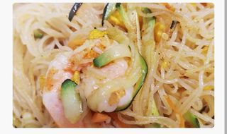 55. Spaghetti di riso al curry con gamberi