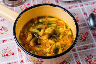 Бульон куриный с лапшой и грибами