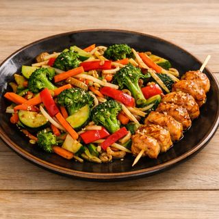 Verduras al Wok con Brochetas de Pollo y Salsa Satay