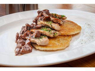 Свиняча вирізка на дерунах під ялівцевим соусом (250g)