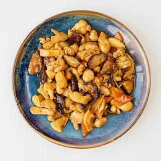 Pollo con setas chinas y bambú