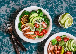 Salata cu pui si avocado