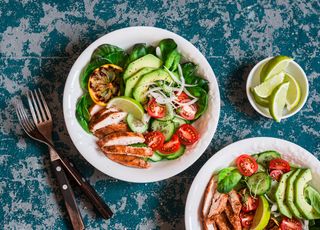 Salata cu pui si avocado