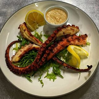 Polpo caracatita preparata in cuptor cu carbuni