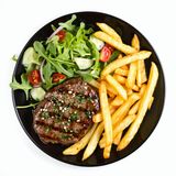 Plato de hígado con  ensalada y patatas