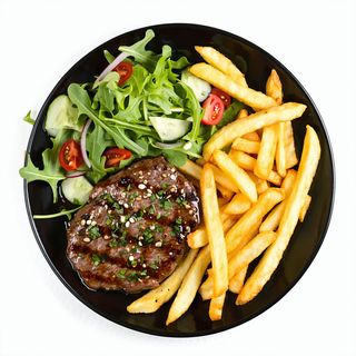 Plato de hígado con  ensalada y patatas