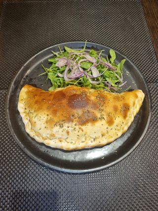 Pizza Calzone de Frango e Cogumelos