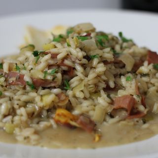 Risotto con speck e porri grigliati, in crosta di parmigiano