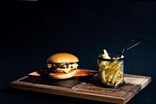 Classic Mediteran Burger + pomfrit + piće