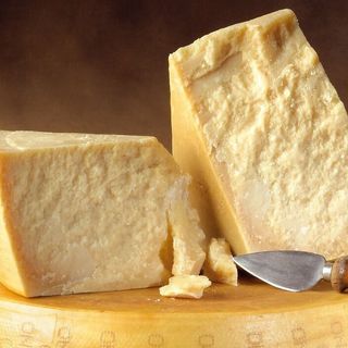 Bote de parmesano rayado