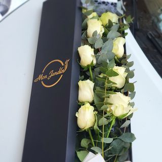 Cutie  Mon Jardin (70 cm) cu 9 trandafiri albi