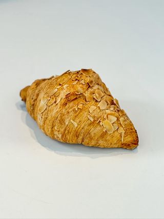 Круассан с заварным кремом