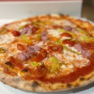 Fiori di zucca, pomodorini e salsiccia di norcia