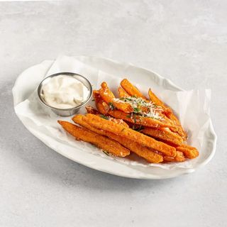 Батат фри, копченый йогурт, пармезан