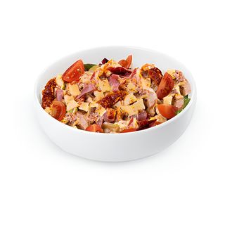 Tagiatelle naleśnikowe z sosem śmietanowym, pastrami, pomidorkami i miks sałat 310 g