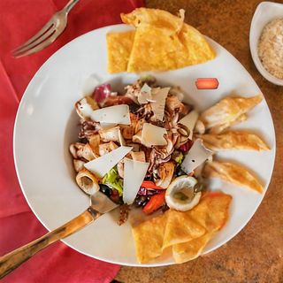 Velika salata s lignjama i kaparima