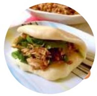 Bao Con Pollo, Pepino y Cebolla  (2 Pzs.)