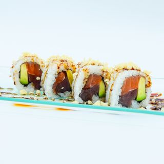 Uramaki Salmón y Atún con Aguacate, Copos de tempura y Salsa Teriyaki