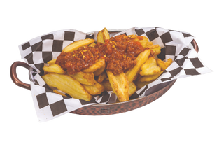 Пикантни пържени картофки със сос болонезе 