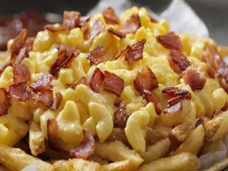 Cartofi prăjiți cu chedar și bacon