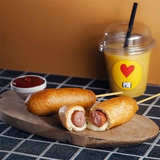 ქორნ დოგი სოსისით და ყველით 1 ც