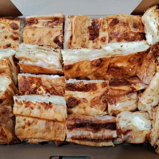 Кутия баница с масло и сирене на хапки
