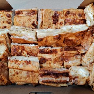 Кутия баница с масло и сирене на хапки