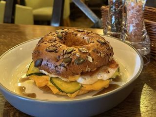 Булочка Бейгл з куркою