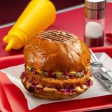 Бургер з курячою котлетою