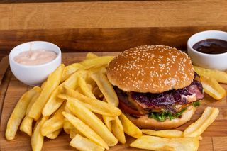 Burger vita cu cartofi prajiti